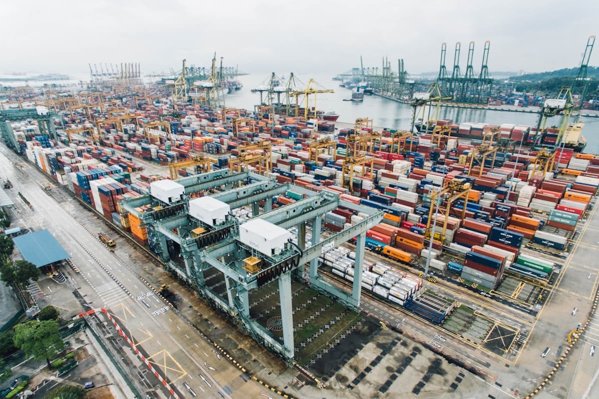 Luftaufnahme eines Containerhafens