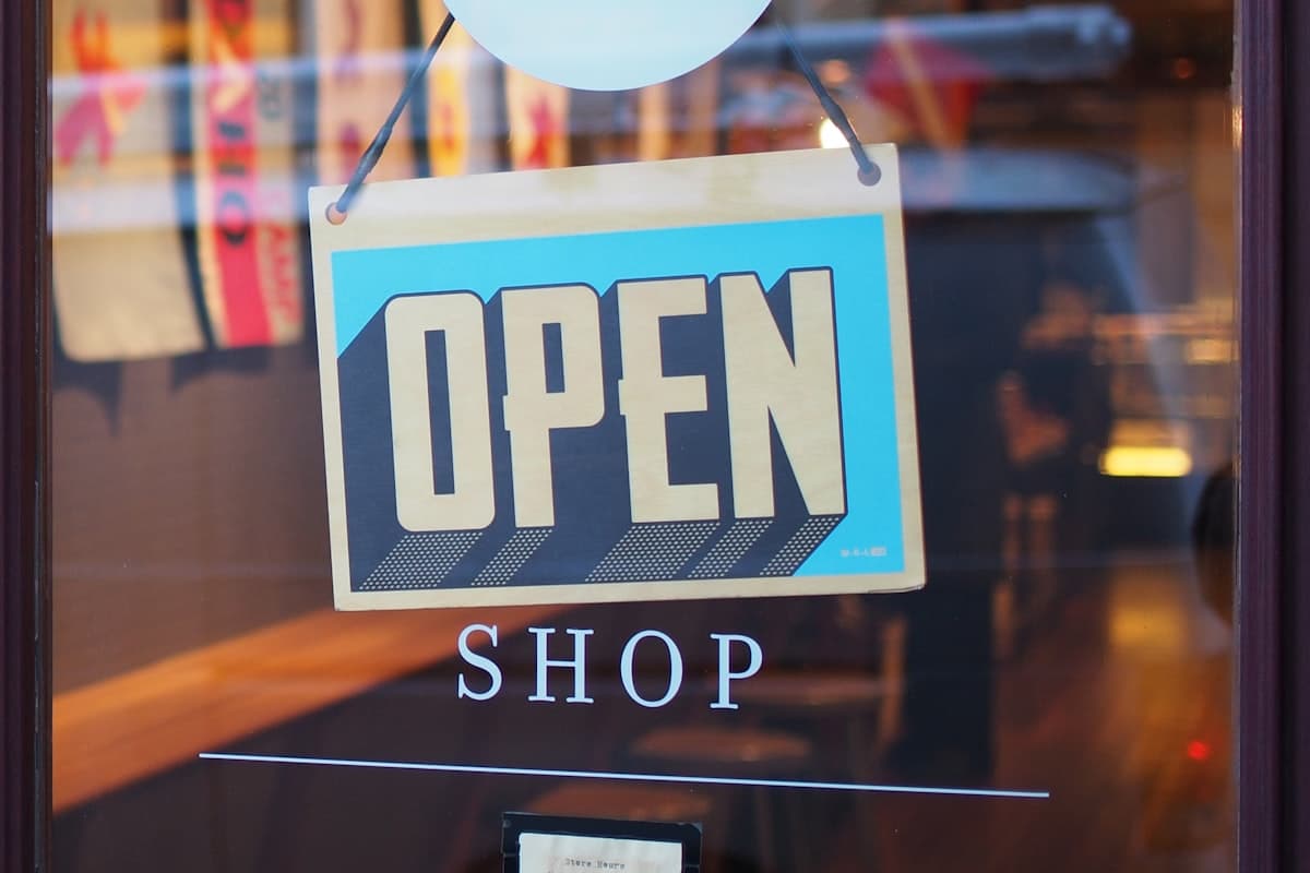 Open-Schild in einem Schaufenster